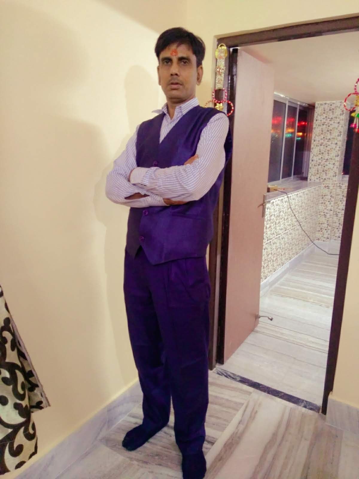 Sanjay Gupta Ji at the Gupta Ji Bag Wale shop in Burrabazar, Kolkata